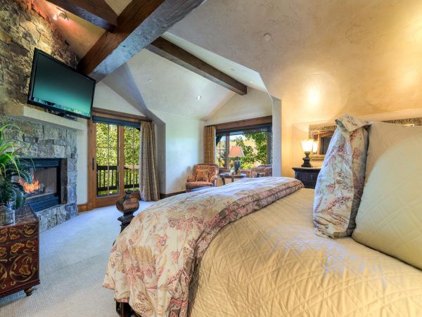 Stately Ski Manor in Avon with Luxurious Amenities Sleeps 14