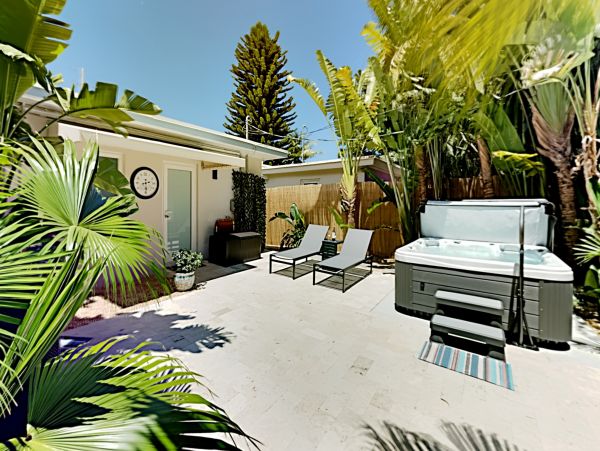 2 Bedroom Vacation Home with Heated Pool 6 Guests