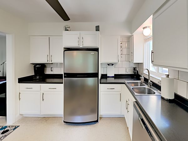 2 Bedroom Vacation Home with Heated Pool 6 Guests