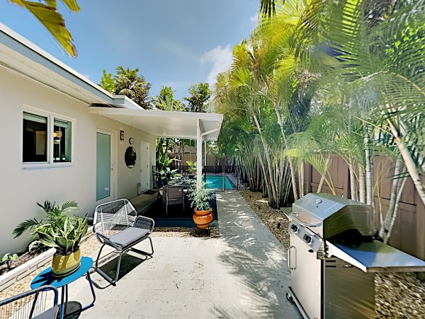 2 Bedroom Vacation Home with Heated Pool 6 Guests