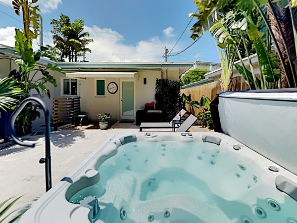 2 Bedroom Vacation Home with Heated Pool 6 Guests