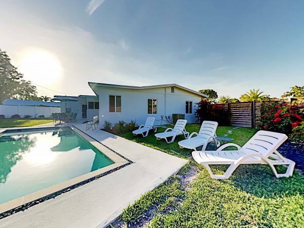 Fort Lauderdale Upscale 3 Bedroom Getaway with Private Pool