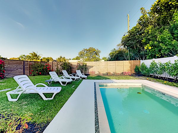 Fort Lauderdale Upscale 3 Bedroom Getaway with Private Pool