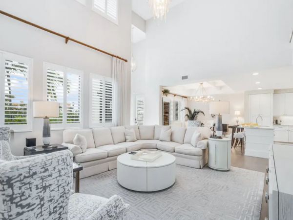 Stunning Downtown Naples Condo Near the Beach with Pool & Patio