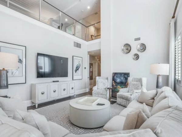 Stunning Downtown Naples Condo Near the Beach with Pool & Patio