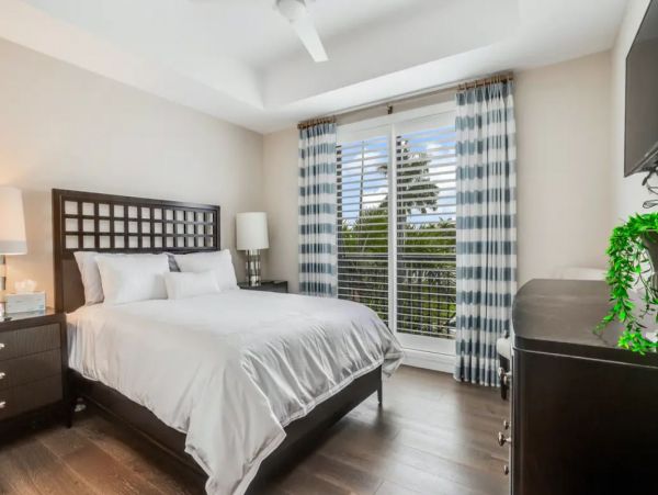 Stunning Downtown Naples Condo Near the Beach with Pool & Patio