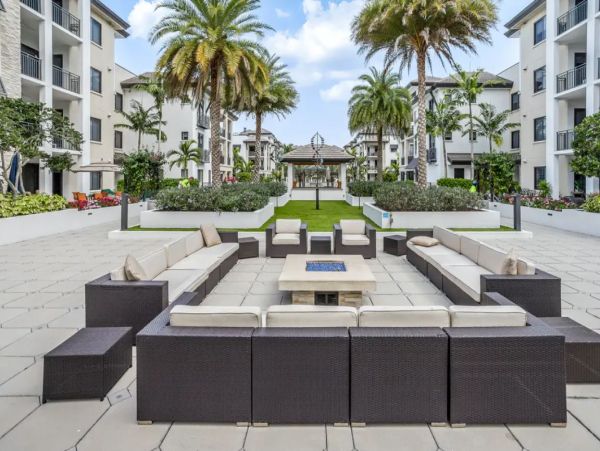 Stunning Downtown Naples Condo Near the Beach with Pool & Patio
