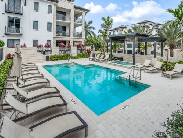 Stunning Downtown Naples Condo Near the Beach with Pool & Patio