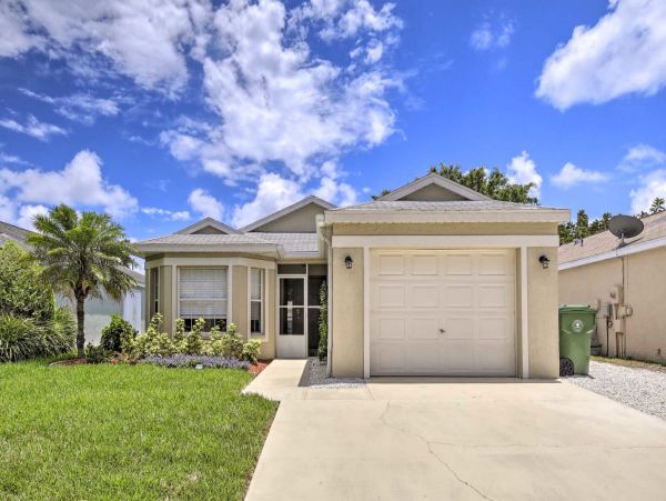 3 Bedroom Vacation Home in Bradenton Private Caged Pool