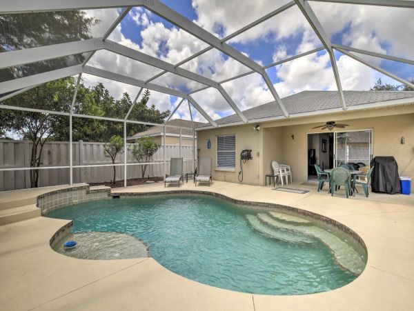 3 Bedroom Vacation Home in Bradenton Private Caged Pool