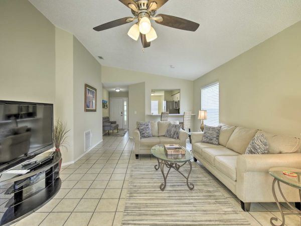 3 Bedroom Vacation Home in Bradenton Private Caged Pool