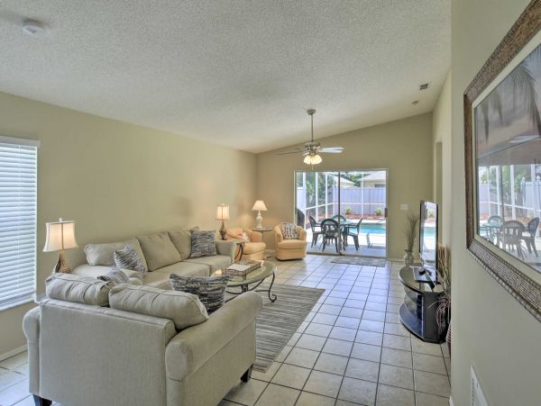3 Bedroom Vacation Home in Bradenton Private Caged Pool