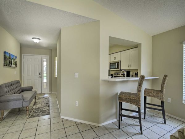 3 Bedroom Vacation Home in Bradenton Private Caged Pool
