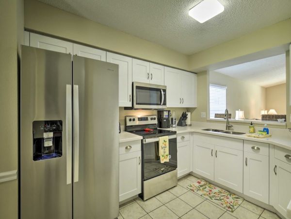 3 Bedroom Vacation Home in Bradenton Private Caged Pool