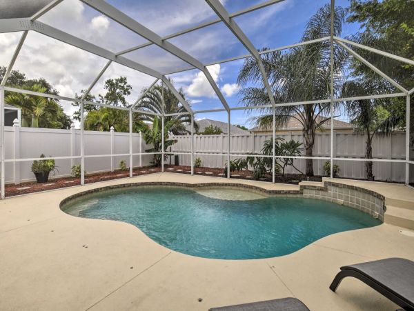 3 Bedroom Vacation Home in Bradenton Private Caged Pool