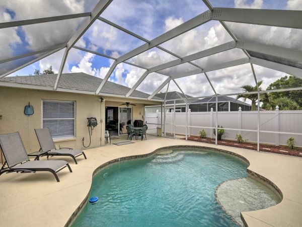 3 Bedroom Vacation Home in Bradenton Private Caged Pool