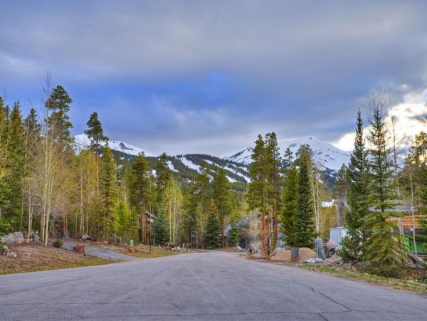 Peak 10 Shuttle is 100 Yards Away, Main Street is 2 miles