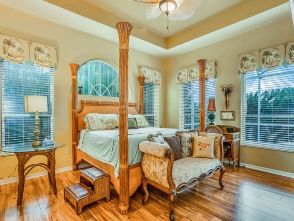 Waterfront Vacation Home In Marco Island with Boat Dock
