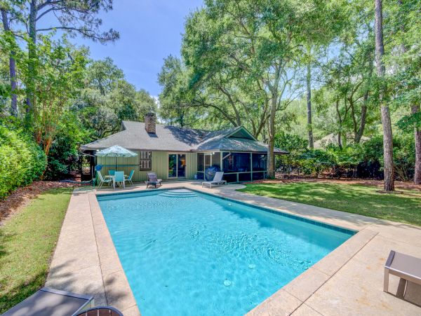 Spacious and Serene Retreat with a Pool in Hilton Head