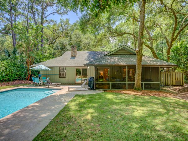 Spacious and Serene Retreat with a Pool in Hilton Head