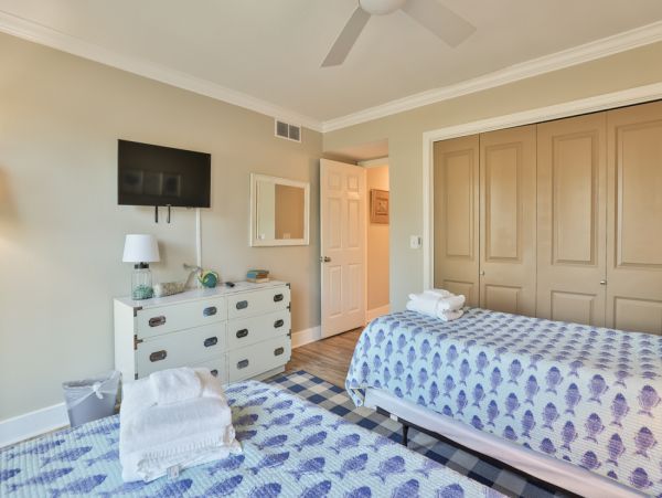 Hilton Head Four Bedroom Vacation Rental  2 Min Walk to Beach