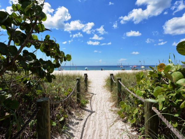 3 Bedrooms Vacation Home with Private Pool in Nokomis