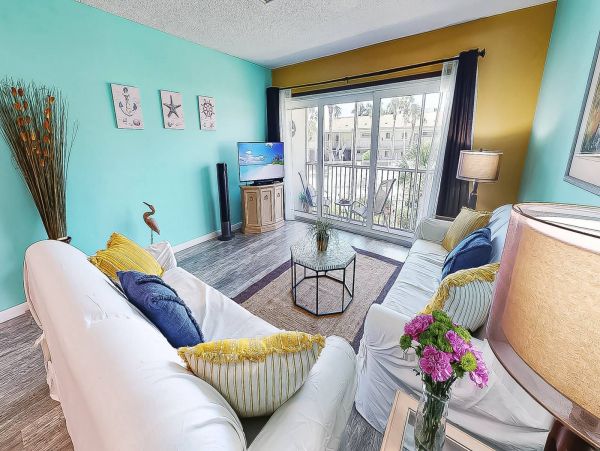Adorable One Bedroom Vacation Condo in Lido Key Pool View