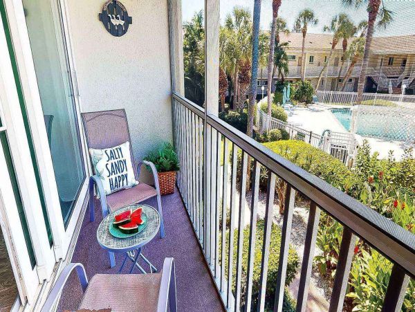 Adorable One Bedroom Vacation Condo in Lido Key Pool View