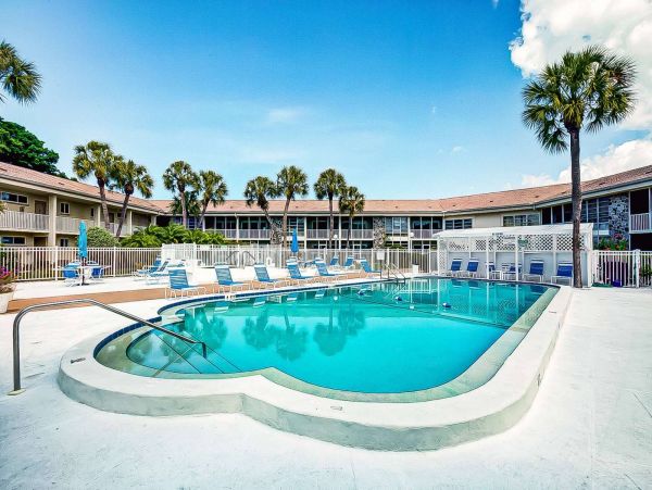 Adorable One Bedroom Vacation Condo in Lido Key Pool View