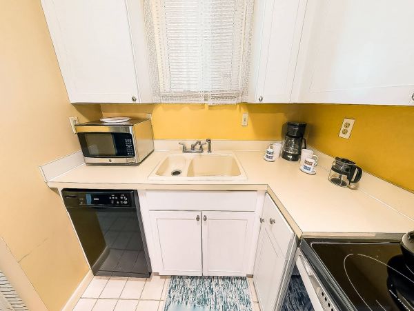 Adorable One Bedroom Vacation Condo in Lido Key Pool View