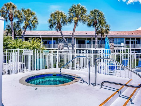 Adorable One Bedroom Vacation Condo in Lido Key Pool View