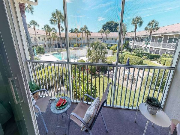 Adorable One Bedroom Vacation Condo in Lido Key Pool View