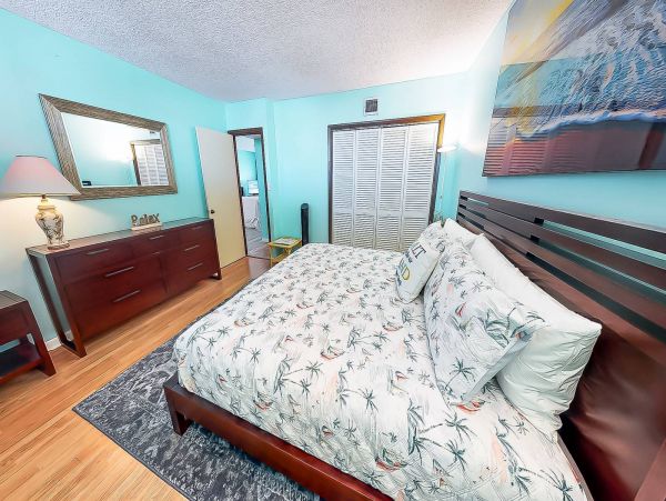 Adorable One Bedroom Vacation Condo in Lido Key Pool View