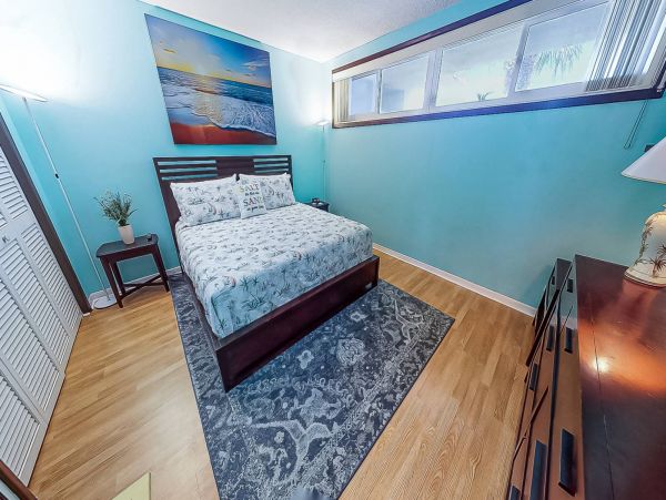 Adorable One Bedroom Vacation Condo in Lido Key Pool View