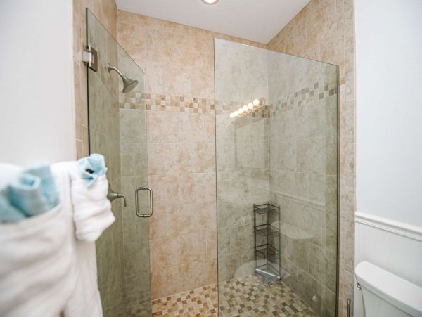 Walk to Beach and St Armands Circle from this Lido Key Duplex