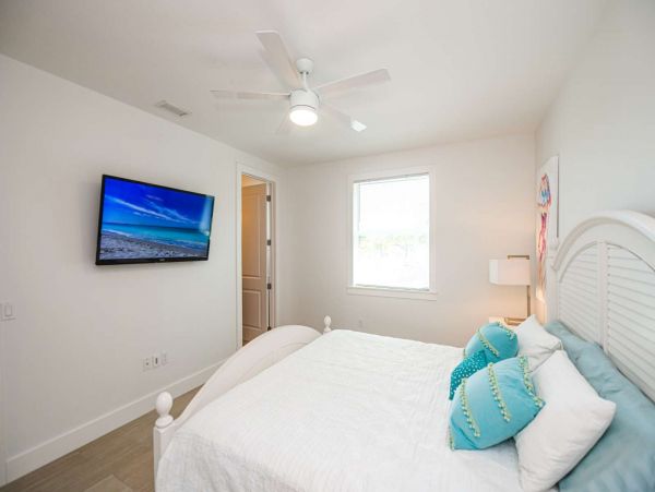 Walk to Beach and St Armands Circle from this Lido Key Duplex