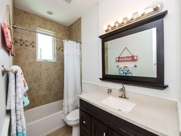 Walk to Beach and St Armands Circle from this Lido Key Duplex
