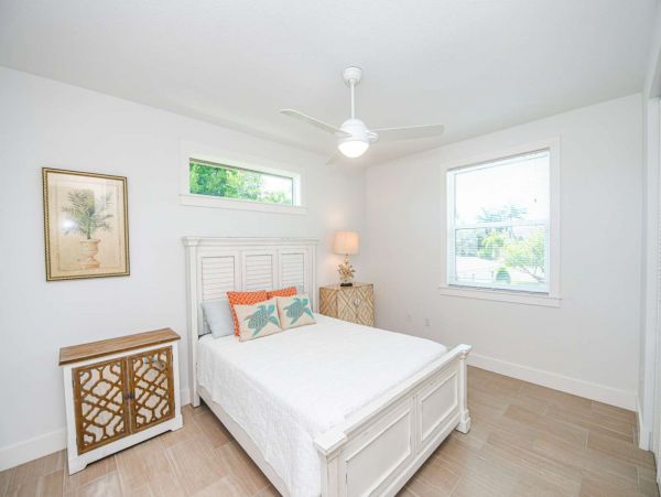 Walk to Beach and St Armands Circle from this Lido Key Duplex
