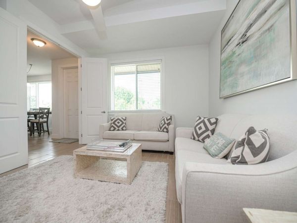 Walk to Beach and St Armands Circle from this Lido Key Duplex