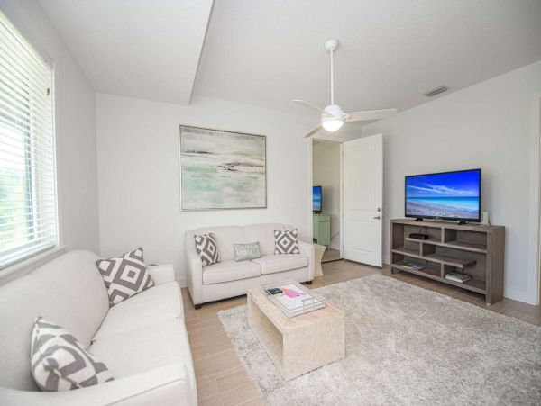 Walk to Beach and St Armands Circle from this Lido Key Duplex