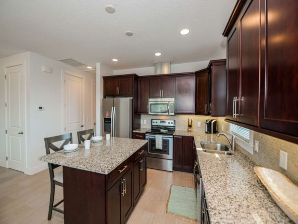 Walk to Beach and St Armands Circle from this Lido Key Duplex