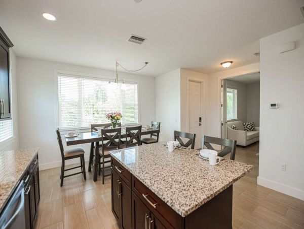Walk to Beach and St Armands Circle from this Lido Key Duplex