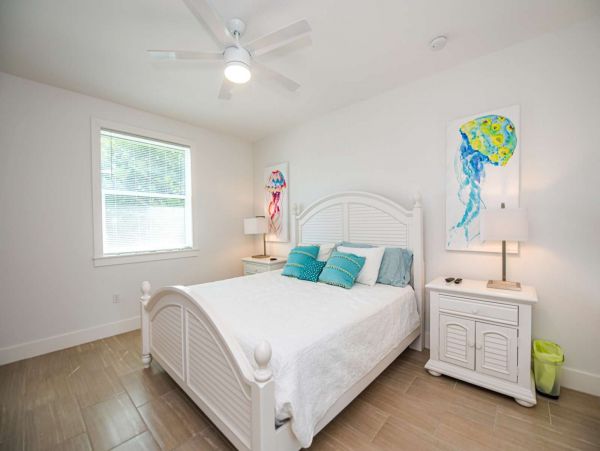 Walk to Beach and St Armands Circle from this Lido Key Duplex