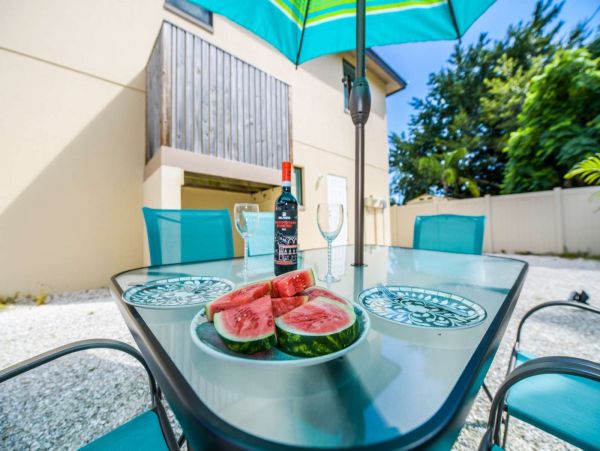 Walk to Beach and St Armands Circle from this Lido Key Duplex
