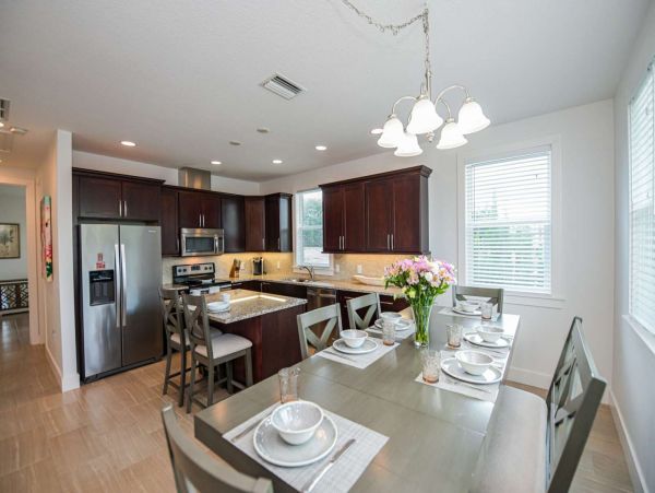 Walk to Beach and St Armands Circle from this Lido Key Duplex