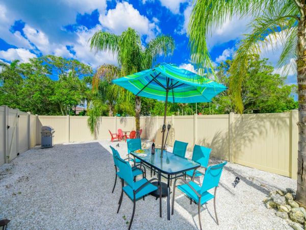 Walk to St Armands and the beach from this Duplex