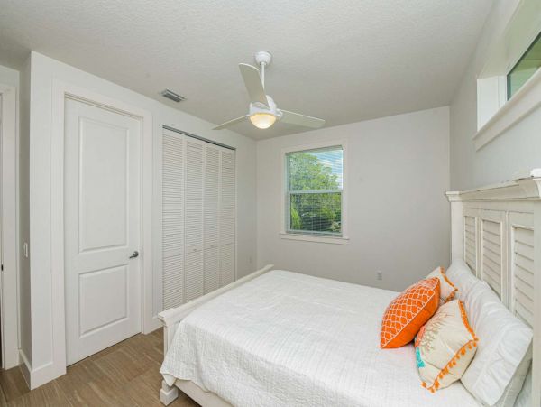 Walk to St Armands and the beach from this Duplex