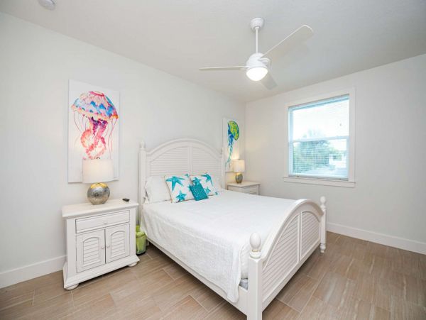 Walk to St Armands and the beach from this Duplex