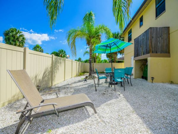 Walk to St Armands and the beach from this Duplex