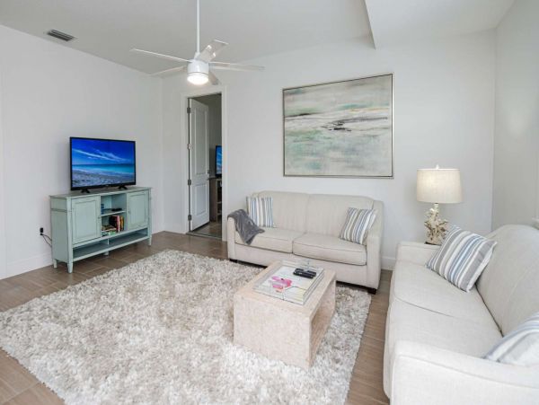 Walk to St Armands and the beach from this Duplex